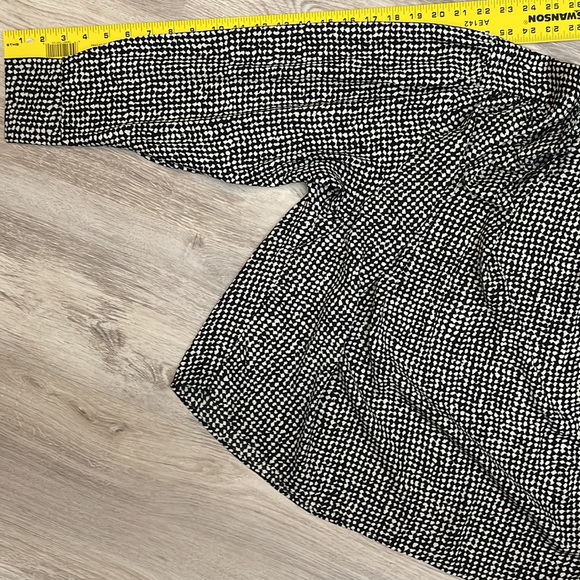 H&M Black & White Silky Pull Over Button Keyhole Back Women’s Blouse Size Medium - Picture 8 of 11